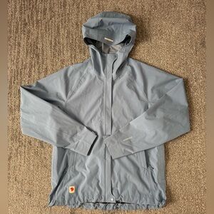 Fjallraven women’s high coast hydratic trail rain jacket medium - dawn blue
